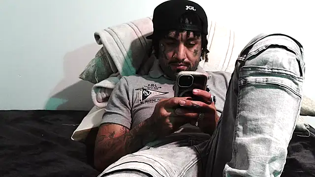 Snapshot of Azazelihornyasf chatting on 10/16/25, 09:49 Azazelihornyasf online show from 10/16/25, 09:49