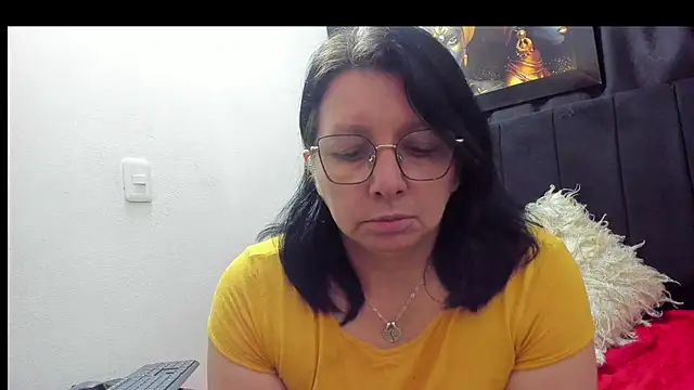 Snapshot of Evaaross_2345 chatting on 11/19/25, 09:48 Evaaross 2345 online show from 11/19/25, 09:48