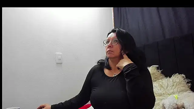 Snapshot of Evaaross_2345 chatting on 11/28/25, 11:35 Evaaross 2345 online show from 11/28/25, 11:35