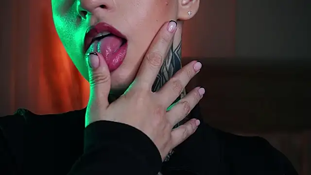 Snapshot of AliceShazaham_ chatting on 09/16/25, 08:26 AliceShazaham  online show from 09/16/25, 08:26