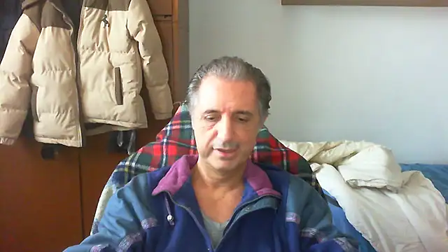 Snapshot of lliuk70mi chatting on 12/21/25, 01:40 lliuk70mi online show from 12/21/25, 01:40