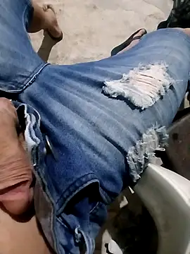 Snapshot of llk3m-1 chatting on 10/26/25, 12:49 llk3m-1 online show from 10/26/25, 12:49