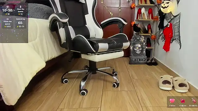 SophieBaker   online show from 10/13/25, 12:32