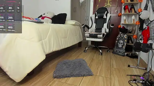 SophieBaker   online show from 10/17/25, 02:04