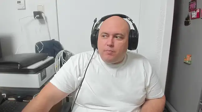 Snapshot of BigromeoXX chatting on 12/23/24, 06:05 BigromeoXX online show from 12/23/24, 06:05