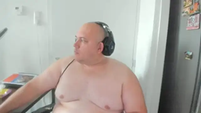 Snapshot of BigromeoXX chatting on 10/31/25, 03:13 BigromeoXX online show from 10/31/25, 03:13