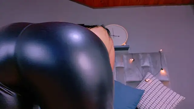 Snapshot of DulceAurora__ chatting on 10/18/25, 10:49 DulceAurora online show from 10/18/25, 10:49