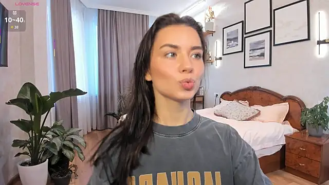 NicoleLuv online show from 10/17/25, 01:14