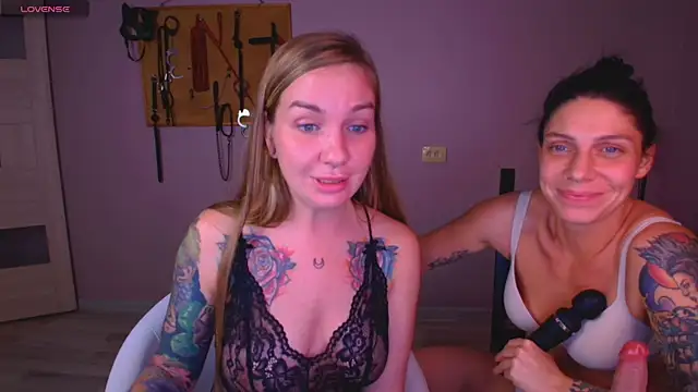 Snapshot of Carrie_Moonshine chatting on 10/13/25, 02:00 Carrie Moonshine online show from 10/13/25, 02:00