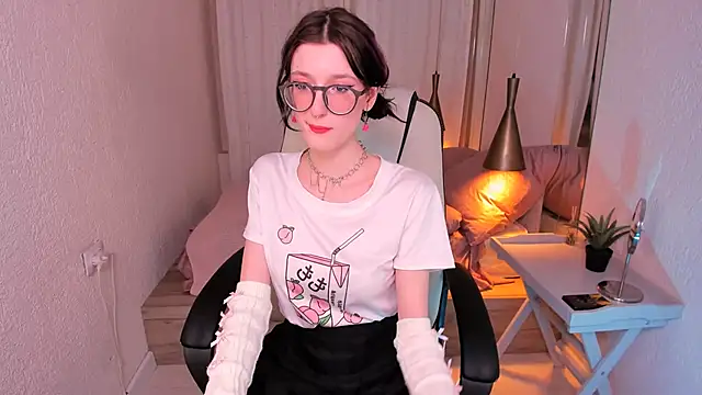 Snapshot of Lil_Melanie_ chatting on 01/18/25, 02:12 Lil Melanie  online show from 01/18/25, 02:12