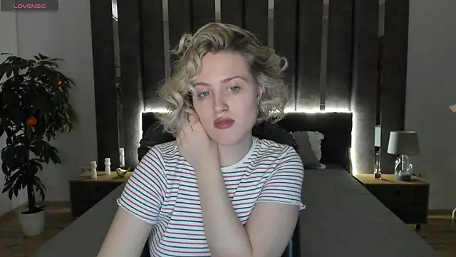 Snapshot of _Sarah_Soul_ chatting on 12/17/24, 07:18 Sarah Soul online show from 12/17/24, 07:18
