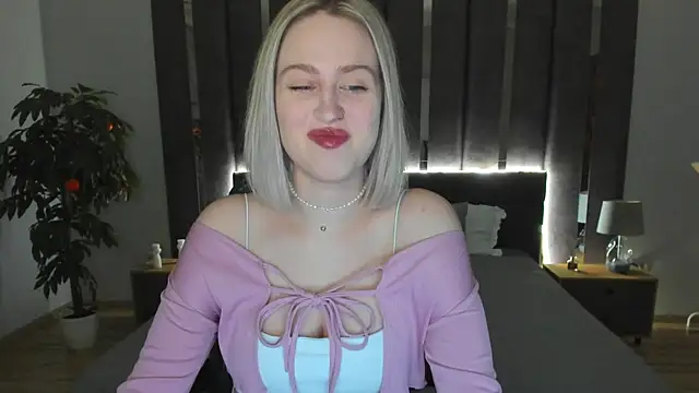 Snapshot of _Sarah_Soul_ chatting on 12/23/24, 12:57 Sarah Soul online show from 12/23/24, 12:57