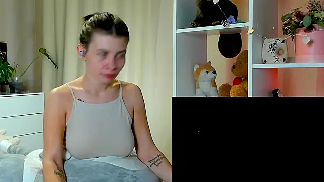 Snapshot of callmetori chatting on 12/23/24, 02:17 callmetori online show from 12/23/24, 02:17