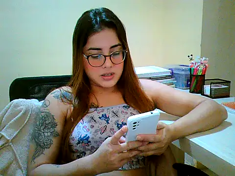 Snapshot of maliamiller chatting on 09/30/25, 12:04 maliamiller online show from 09/30/25, 12:04