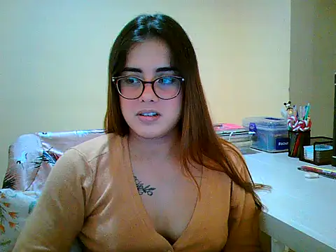 Snapshot of maliamiller chatting on 10/31/25, 03:07 maliamiller online show from 10/31/25, 03:07