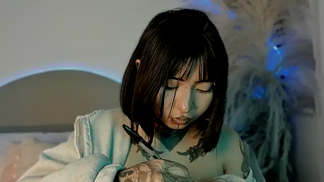 Snapshot of Evangeline_bell chatting on 10/12/25, 04:33 Evangeline bell online show from 10/12/25, 04:33