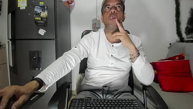 latinmartin73 online show from 12/30/24, 02:31
