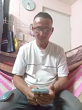 Snapshot of Andresguz35 chatting on 11/03/25, 04:03 Andresguz35 online show from 11/03/25, 04:03