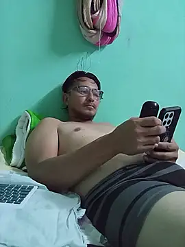 Snapshot of Andresguz35 chatting on 11/19/25, 05:51 Andresguz35 online show from 11/19/25, 05:51