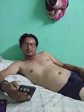 Snapshot of Andresguz35 chatting on 12/14/25, 04:29 Andresguz35 online show from 12/14/25, 04:29