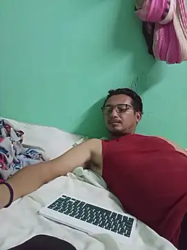 Snapshot of Andresguz35 chatting on 12/18/25, 05:46 Andresguz35 online show from 12/18/25, 05:46