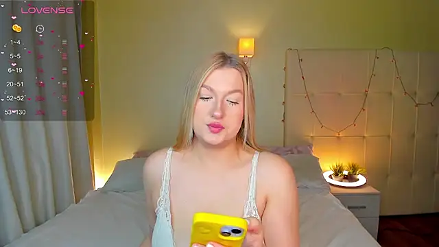 Snapshot of Emma__Leee chatting on 12/07/24, 01:03 Emma Leee online show from 12/07/24, 01:03