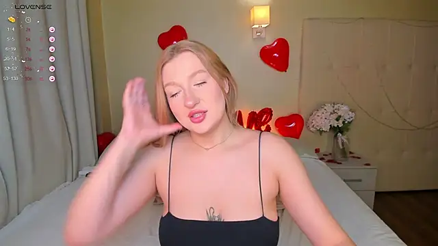 Snapshot of Emma__Leee chatting on 02/16/25, 01:03 Emma Leee online show from 02/16/25, 01:03