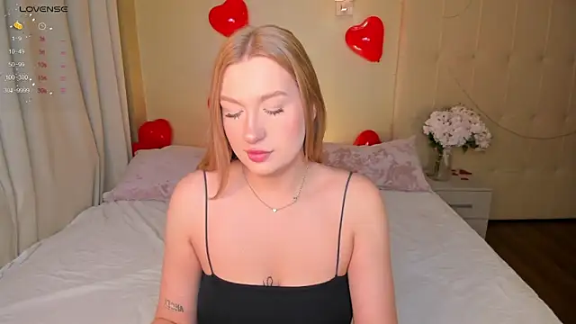 Snapshot of Emma__Leee chatting on 02/18/25, 12:59 Emma Leee online show from 02/18/25, 12:59