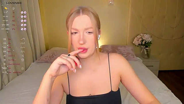 Snapshot of Emma__Leee chatting on 03/05/25, 12:59 Emma Leee online show from 03/05/25, 12:59