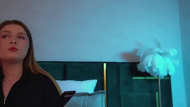 Snapshot of CrystalLyons chatting on 11/24/25, 06:07 CrystalLyons online show from 11/24/25, 06:07