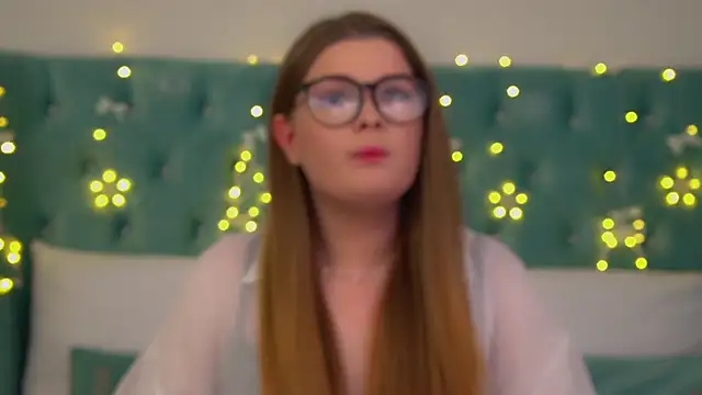 Snapshot of CrystalLyons chatting on 12/05/25, 12:03 CrystalLyons online show from 12/05/25, 12:03