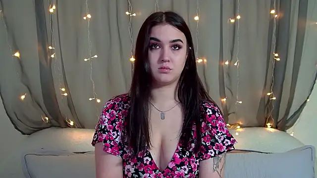 Snapshot of ChristinaMilton chatting on 11/10/25, 06:40 ChristinaMilton online show from 11/10/25, 06:40