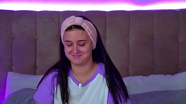 Snapshot of ChristinaMilton chatting on 11/11/25, 06:19 ChristinaMilton online show from 11/11/25, 06:19