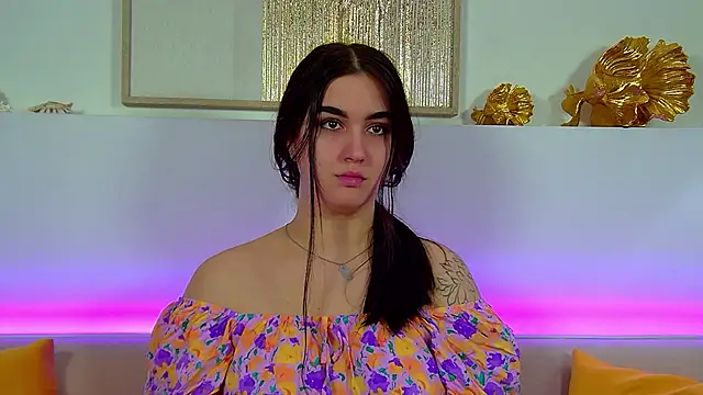 Snapshot of ChristinaMilton chatting on 11/13/25, 06:40 ChristinaMilton online show from 11/13/25, 06:40