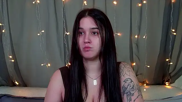 Snapshot of ChristinaMilton chatting on 11/15/25, 06:15 ChristinaMilton online show from 11/15/25, 06:15