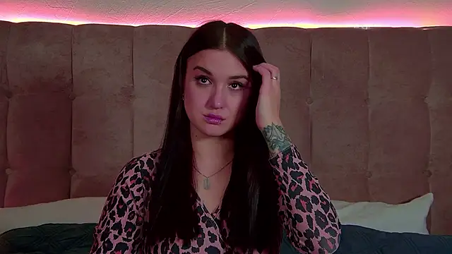 Snapshot of ChristinaMilton chatting on 11/27/25, 06:10 ChristinaMilton online show from 11/27/25, 06:10