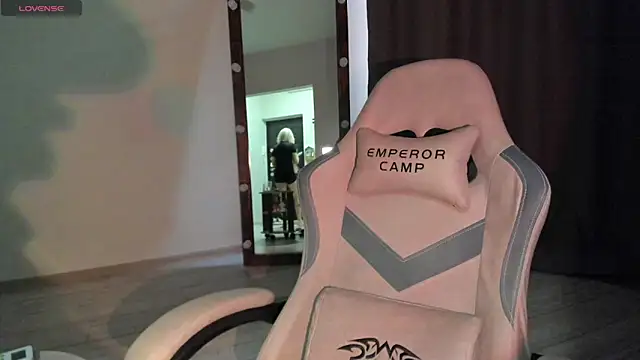 Snapshot of Lana_Younes chatting on 11/04/25, 01:21 Lana Younes online show from 11/04/25, 01:21