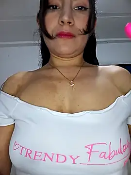 Snapshot of ELISA_90 chatting on 11/19/25, 02:00 ELISA 90 online show from 11/19/25, 02:00