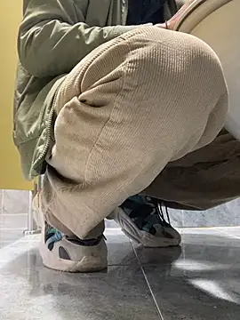 Snapshot of Lucascacaca chatting on 12/28/24, 01:17 Lucascacaca online show from 12/28/24, 01:17