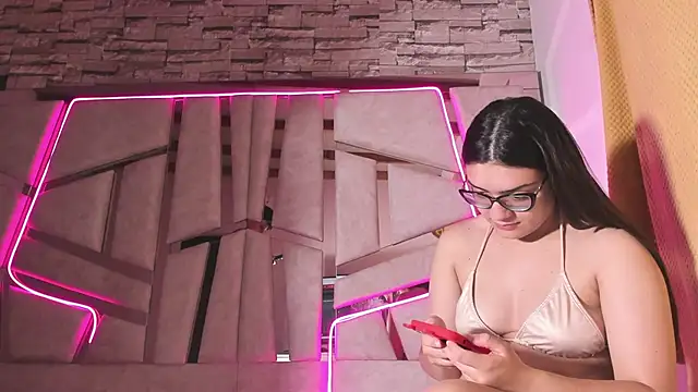 Snapshot of mia_and_austin chatting on 11/15/25, 11:43 mia and austin online show from 11/15/25, 11:43