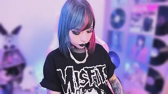 Snapshot of NikkiRamone chatting on 11/10/25, 10:31 NikkiRamone online show from 11/10/25, 10:31