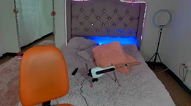 Anniecutte  online show from 12/04/24, 06:28