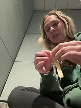 Snapshot of M1ssyk1ssy chatting on 01/10/25, 03:48 M1ssyk1ssy online show from 01/10/25, 03:48