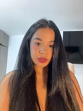 Snapshot of Aitana98_ chatting on 11/02/25, 02:03 Aitana98 online show from 11/02/25, 02:03