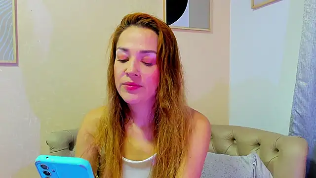 Snapshot of camilawm19 chatting on 03/18/25, 02:15 camilawm19 online show from 03/18/25, 02:15