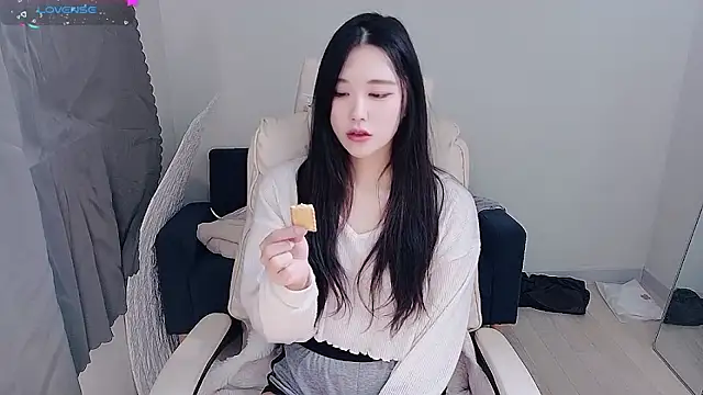 Snapshot of who_Lilly chatting on 12/04/25, 12:03 who Lilly online show from 12/04/25, 12:03