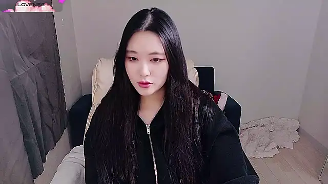 Snapshot of who_Lilly chatting on 12/16/25, 12:10 who Lilly online show from 12/16/25, 12:10