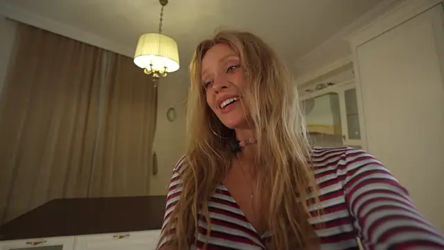 Snapshot of HeyBananas chatting on 11/16/25, 06:02 HeyBananas online show from 11/16/25, 06:02