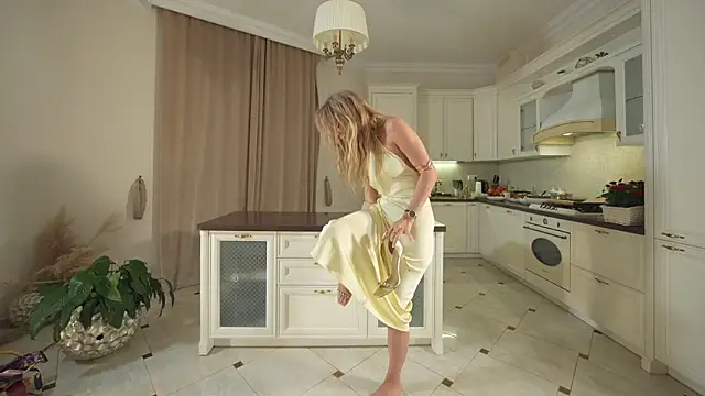 Snapshot of HeyBananas chatting on 11/30/25, 06:12 HeyBananas online show from 11/30/25, 06:12