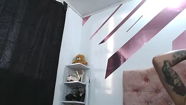 Kitten Hot  online show from 09/12/25, 10:10